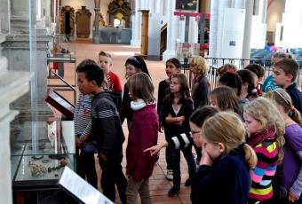 Kinder beim Blick in eine Gruft in der Nikolaikirche © Stadtmuseum Berlin | Foto: Faruk Hosseini