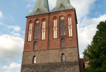 Die Turmfassade der Nikolaikirche zeigt die Baugeschichte vom 13. bis 19. Jahrhundert © Stadtmuseum Berlin | Foto: Oliver Ziebe