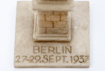 Detail der Reichsadler-Stele mit Datum des Staatsbesuchs von Benito Mussolini © Stadtmuseum Berlin | Foto: Oliver Ziebe