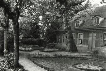 Haus mit Garten in Rummelsburg, 1898 © Stadtmuseum Berlin | Foto: Heinrich Zille