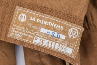Detail des SA-Diensthemdes mit Etikett der Reichszeugmeisterei der NSDAP © Stadtmuseum Berlin | Foto: Oliver Ziebe