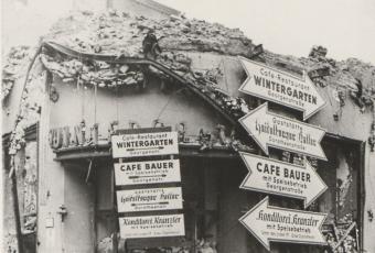 Eingang zum Café Wintergarten, Friedrichstraße Ecke Dorotheenstraße im Februar 1945