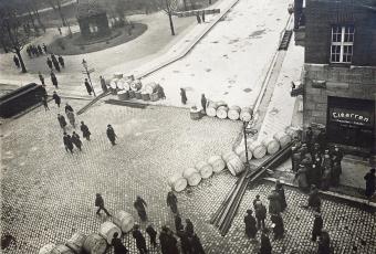 Foto von Barrikaden an der Ecke Rungestraße / Köllnischer Park im März 1919