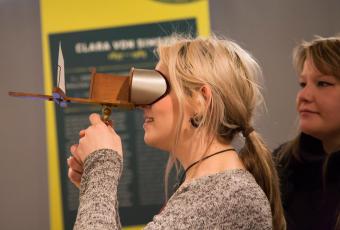 Besucherinnen spüren einer Protagonistin der Ausstellung nach © Stadtmuseum Berlin | Foto: Sandra Weller