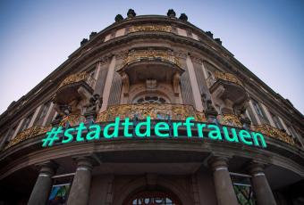 Leuchtreklame für „Berlin – Stadt der Frauen“ am Ephraim-Palais © Stadtmuseum Berlin | Foto: Christian Kielmann