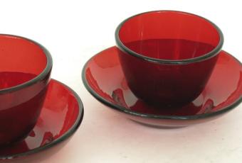 Teekoppchen mit Unterteller aus Rubinglas