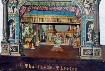 Der Vorhang des „Thalia-Theaters“ hebt sich.
