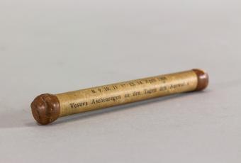 Röhrchen mit Asche vom Vesuv Ausbruch 1906 © Stadtmuseum Berlin