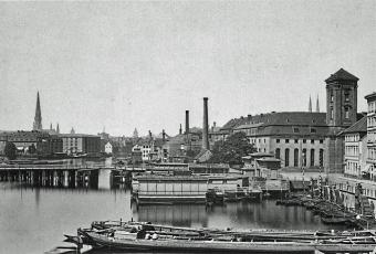 Blick über Spreekähne auf die Waisenbrücke im Jahr 1880 © Stadtmuseum Berlin