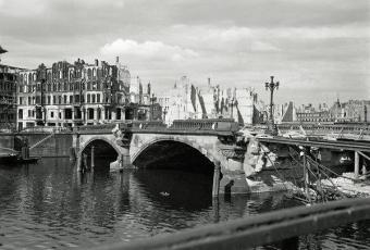 Die Waisenbrücke 1945/46 © Collection Regard | Foto: Hein Gorny