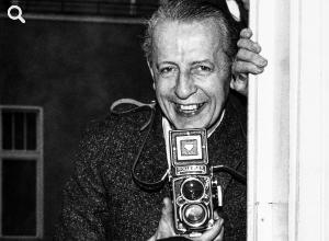 Harry Croner (Mitte) mit seiner Rollei-Kamera, Berlin 1960 | Harry Croner © Stadtmuseum Berlin