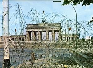 „Brandenburger Tor zugemauert“, Fotopostkarte unter Verwendung einer Farbfotografie von Herbert Maschke