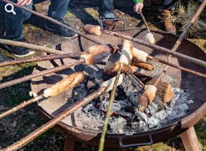 Stockbrot wird über einem Feuer geröstet