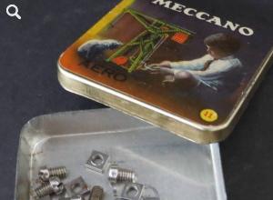 Dose „Meccano“ mit Schrauben (Baukastenzubehör)