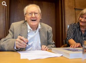 Gerhard Wolf bei Vertragsunterzeichnung am 6. Juli 2020