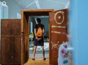 Eine Besucherin steht in der Stahltür des weltbekannten Techno-Clubs „Tresor“ 