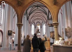 Jugendliche am Eingang des Museums Nikolaikirche © Stadtmuseum Berlin | Foto: Mirjam Koring