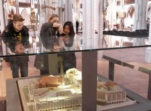 Jugendliche am Modell des wiederaufgebauten Nikolaiviertels © Stadtmuseum Berlin | Foto: Mirjam Koring