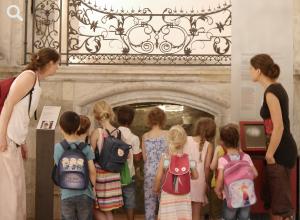 Kinder und Erwachsene betrachten ein Gruft in der Nikolaikirche © Stadtmuseum Berlin