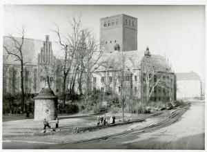 Köllnischer Park mit der Ruine des Märkischen Museums, Trümmerbahn und dem „Wusterhausener Bär“, einem Turm der ehemaligen Berliner Stadtbefestigung, um 1951.