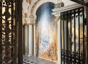 Blick in die Kraut-Kapelle mit Johanna Staniczeks Werk „Auferstehung, Wiedergeburt, Vergänglichkeit“