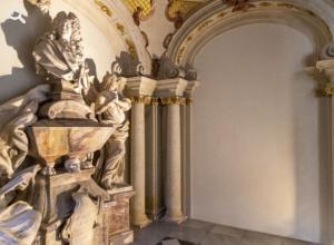 Grabskulpturen in der Kraut-Kapelle, dahinter rahmt ein barocker Bogen die Fehlstelle des zerstörten Bildschmucks