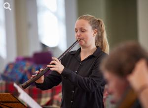 Musikerin der Lautten Compagney bei einem Konzert