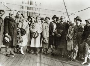 Gruppenfoto auf dem Deck eines Schiffes, auf dem Weg nach New York