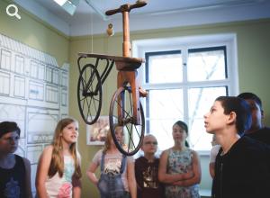 Kinder vergleichen im Märkischen Museum die Lebenswelten von Kindern früherer Epochen mit ihren eigenen