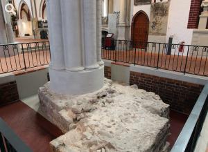 Reste der Feldsteinmauer der ersten Nikolaikirche im Kirchenschiff © Stadtmuseum Berlin | Foto: Michael Setzpfandt