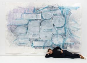 Sabine Herrmann vor ihrem Kunstwerk liegend