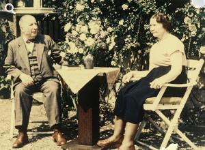 Hans (1876-1955) und Luise Richter (1891-1978) im Garten ihres Hauses in Wannsee um 1952 © Stadtmuseum Berlin