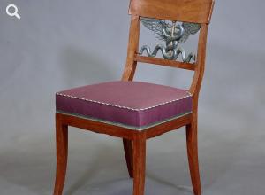 Von Schinkel 1833 entwofener Stuhl mit Äskulapstab in der Lehne