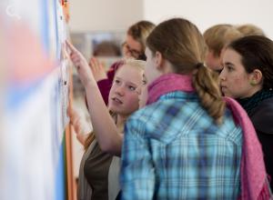 Im Workshop zur NS-Zeit erforschen die Jugendlichen die Exponate eigenständig. © Stadtmuseum Berlin | Foto: Philipp Dera