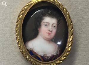 Sophie Charlotte von Hannover (1668 – 1705), Königin in Preußen, um 1700.  Emaille auf  Gold, 2,2 x 1,9 cm, ovale vergoldete Metallkapsel © Stadtmuseum Berlin | Foto: Katharina Plate