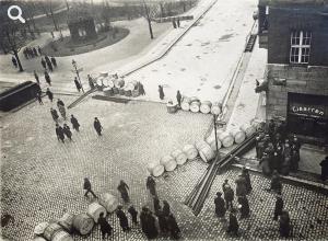 Foto von Barrikaden an der Ecke Rungestraße / Köllnischer Park im März 1919