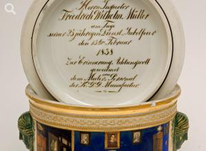 KGM-Tabaksdose, gefertigt zum 25-jährigen Dienstjubiläum des Manufaktur-Direktors F.W. Müller am 15. Februar 1838 © Stadtmuseum Berlin