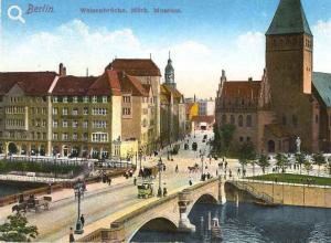 Das bunte städtisches Leben an der Waisenbrücke zeigt diese nach 1909 entstandene Ansichtskarte © Stadtmuseum Berlin