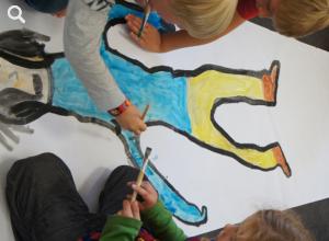 Kinder malen im Museumslabor einen Riesen © Stadtmuseum Berlin
