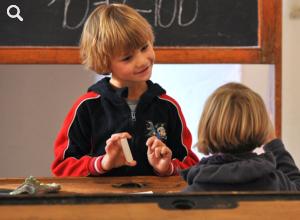 Kinder stellen gemeinsam  den Schulalltag vergangener Zeiten nach © Stadtmuseum Berlin | Foto: Sebastian Ruff
