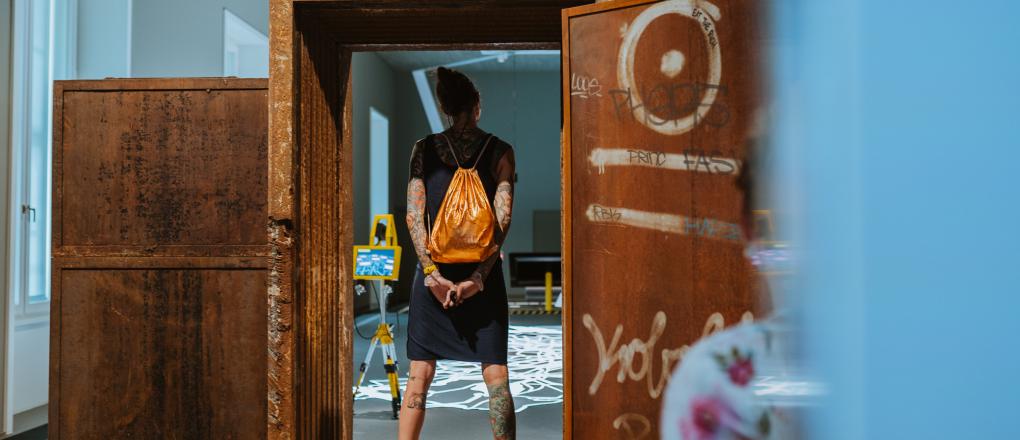 Eine Besucherin steht in der Stahltür des weltbekannten Techno-Clubs „Tresor“