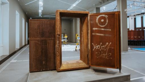 Ehemalige Tür des Technoclubs Tresor in der Ausstellung