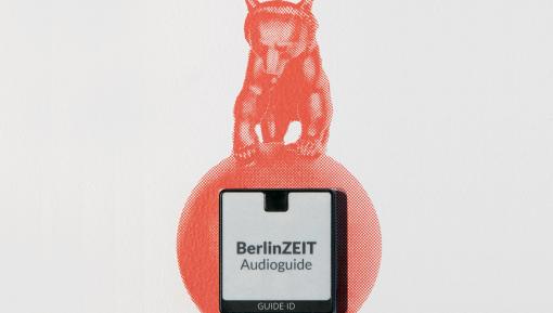 Audioguide-Symbol mit Berliner Bär auf Weltkugel