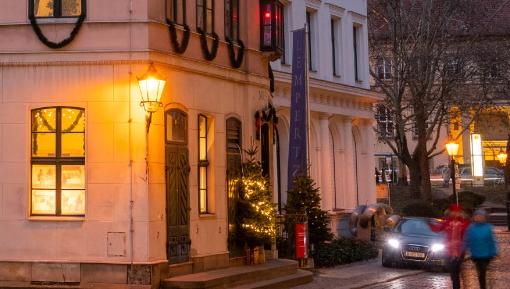 Das Museum Knoblauchhaus als festlich geschmücktes Weihnachtshaus