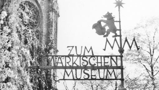 Wegweiser zum Märkischen Museum im Köllnischen Park, 1946