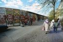 Foto von türkischen Berliner Frauen und Kindern vor der Berliner Mauer in Kreuzberg