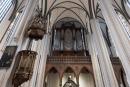 Blick hinauf ins Deckengewölbe des Museums Nikolaikirche mit Orgel und Empore