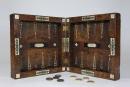 Backgammonspiel in einem Dam-Brett, klappbarer Holzkasten, Intarsien aus Elfenbein und Ebenholz, unbekannter Hersteller, Anfang 19. Jh. © Stadtmuseum Berlin | Foto: Silvia Thyzel