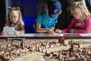 Kinder beschäftigen sich mit dem Stadtmodell in den Proberäumen des Märkischen Museums