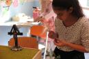 Schülerin einer Berliner Schule bastelt